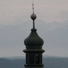 Blick auf Sibiu (Hermannstadt) mit Karpaten, Rumaenien