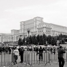Warten auf AC/DC, Parlamentspalast, Bukarest, Rumaenien