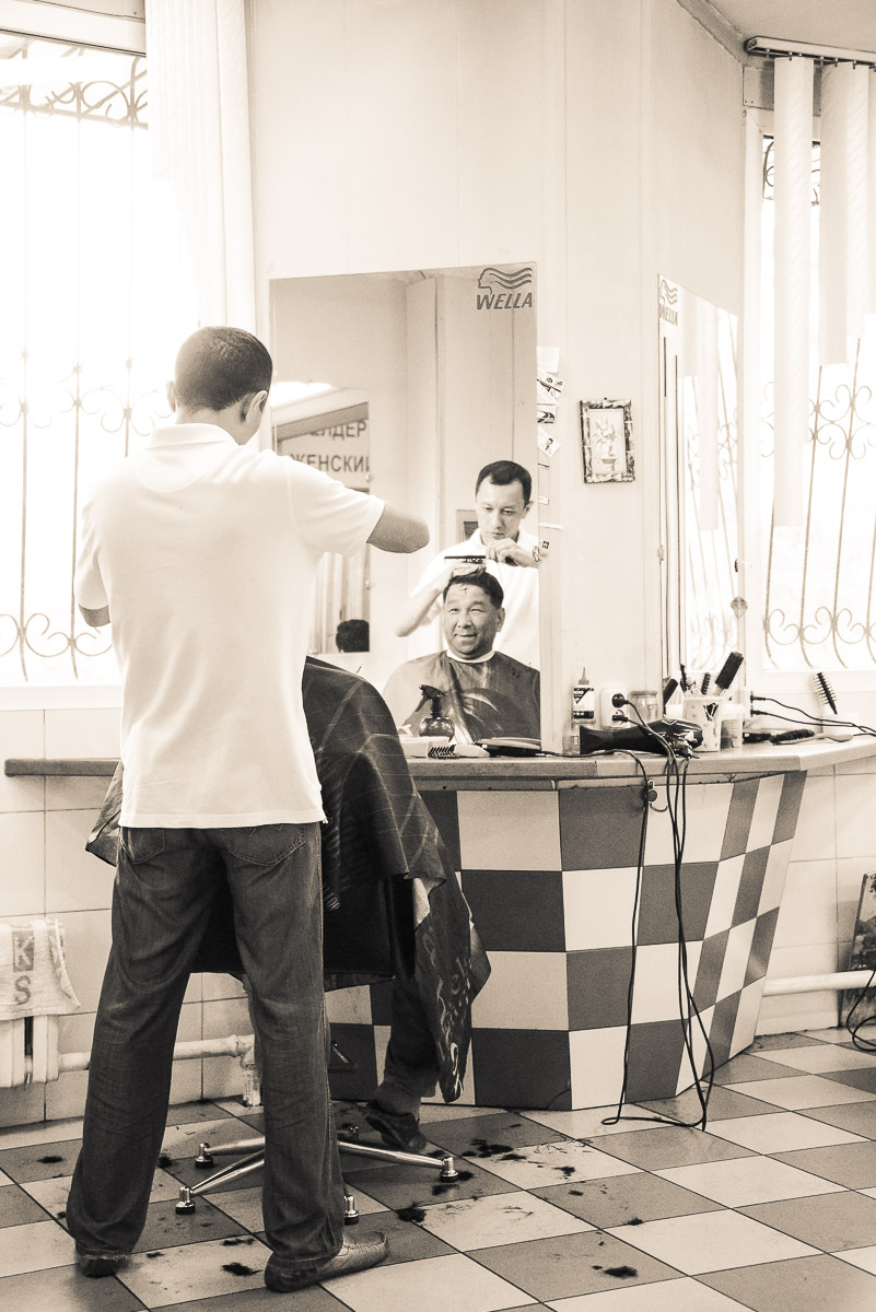 Henning beim Friseur Almaty, Kasachstan
